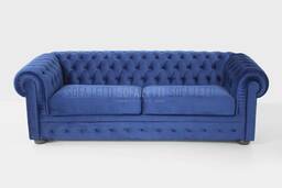 Divano con bottoni mod. Chester accessoriato con cuscini arredo